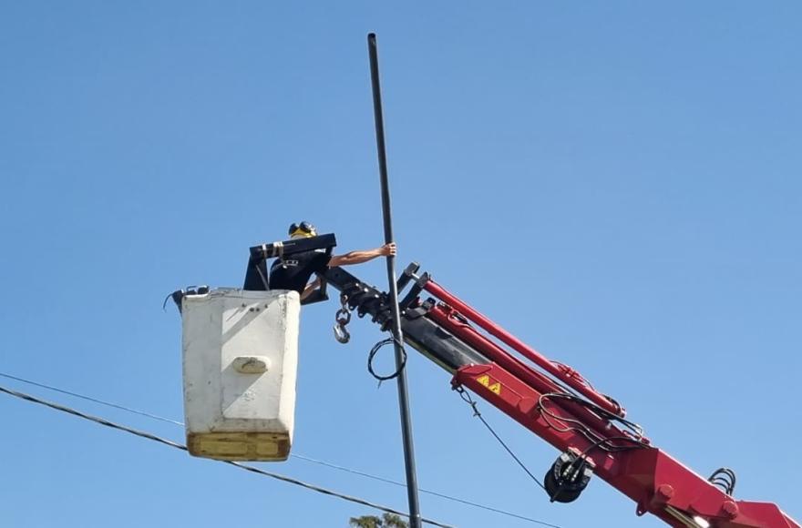 La Municipalidad de Rojas informó que comenzó la colocación de columnas y luces LED en Barrio Belgrano.