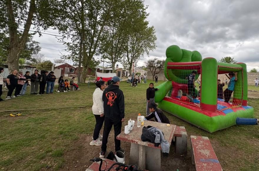 La jornada contó con inflable, juegos, chocolate caliente, jugo, tortas y muchas golosinas. 