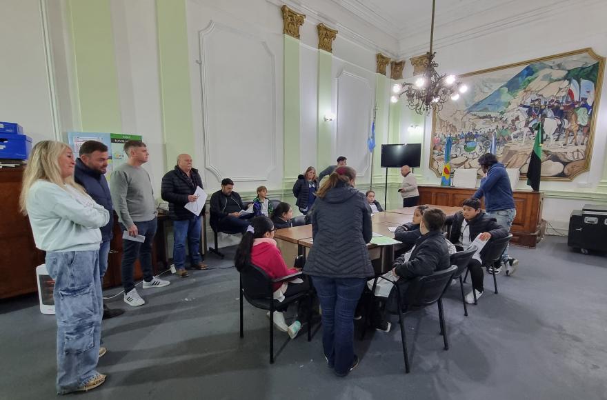Los estudiantes están llevando adelante un proyecto cargado de identidad y emoción, que rinde homenaje a una de las tradiciones más entrañables de nuestra cultura: el mate. 