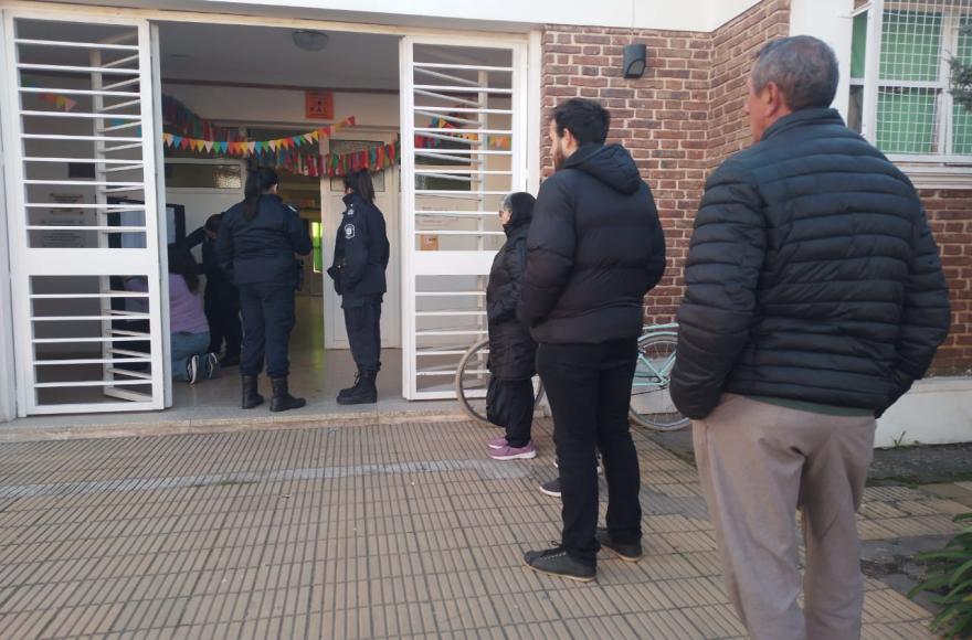 Fila de gente esperando.