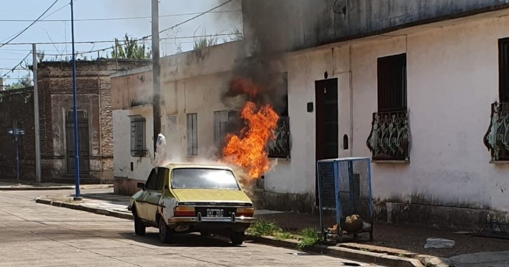 El Renault 12 envuelto en llamas.