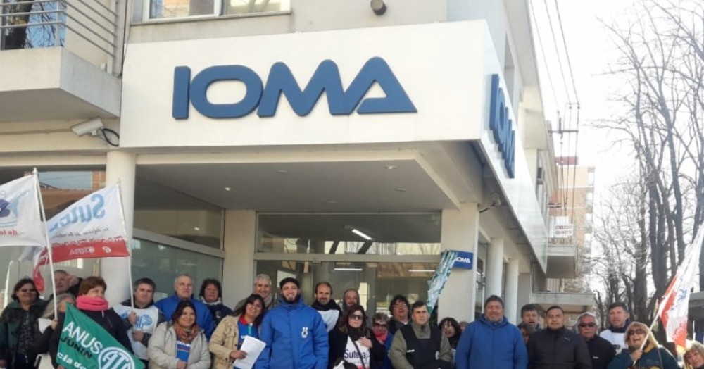 Las centrales sindicales brindaron una conferencia de prensa frente a la sede del IOMA en Junín para rechazar enérgicamente el intento de privatización.
