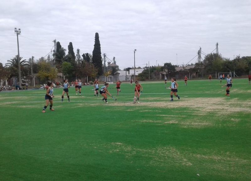 Habrá acción en la cancha de sintético.