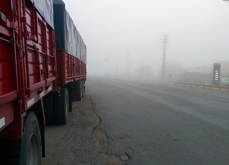 Niebla y camiones estacionados.