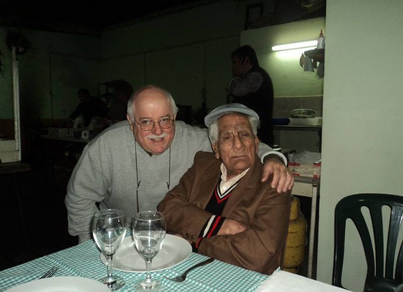 En la imagen con Pedro Solé, uno de sus amigos.