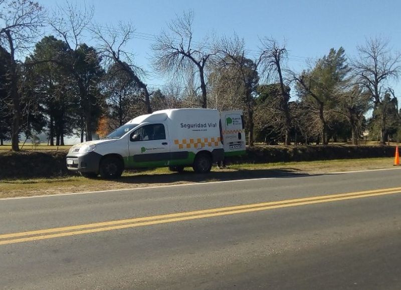 El cartel está en zona máxima de 80 km, pero el vehículo radarizado está en zona de 60 km, frente al Club de Golf.
