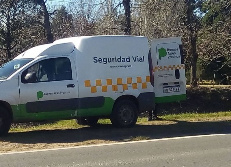 El cartel está en zona máxima de 80 km, pero el vehículo radarizado está en zona de 60 km, frente al Club de Golf.
