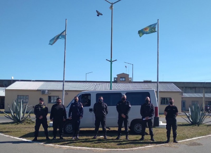 El jefe del Cuartel de Bomberos de Junín, Néstor Di Pierro recibió la camioneta entregada por el subdirector de Seguridad de la Alcaidía Penitenciaria Junín, Omar Aguirre; el subdirector de Asistencia y Tratamiento, Alfredo Siles.