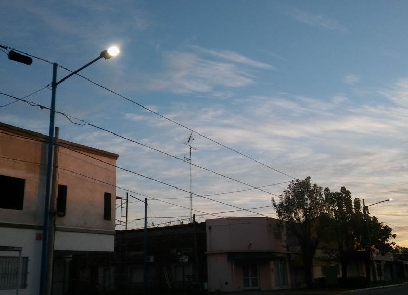 Lo hace con el encendido de las luminarias públicas, en horas diurnas.