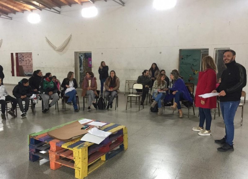 Estuvieron presentes los docentes articuladores, se pintaron unos mobiliarios realizados por estudiantes y, posteriormente, se compartió una merienda a modo de cierre de la actividad.