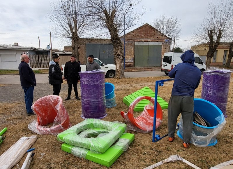 Tal como estaba previsto, comenzaron a colocar juegos infantiles en la Plaza Manuel Belgrano y en la Pista de la Salud en Rafael Obligado.