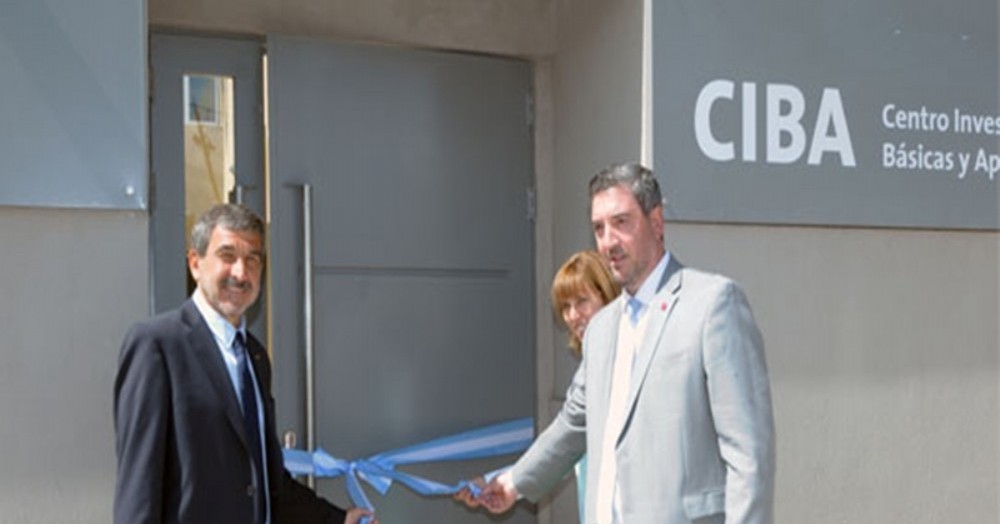 Guillermo Tamarit, rector de la Universidad del Noroeste, cortando las cintas del CIBA que depende de él mismo.