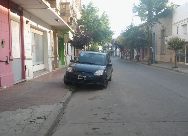 Despertar con un vehículo en la vereda.