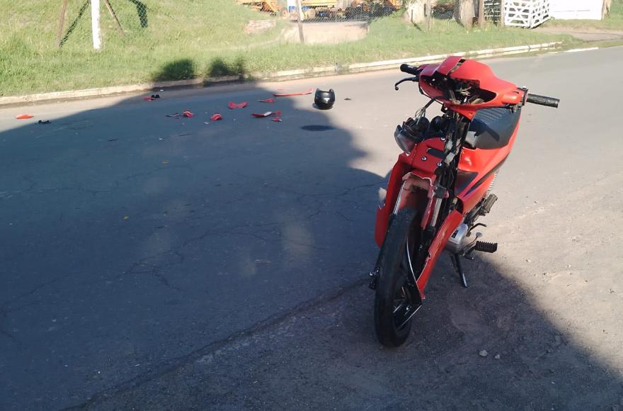 Dos motos 110cc sobre la Avenida Fuerte Federación en el tramo de la plaza Almafuerte y el Corralón Municipal. 