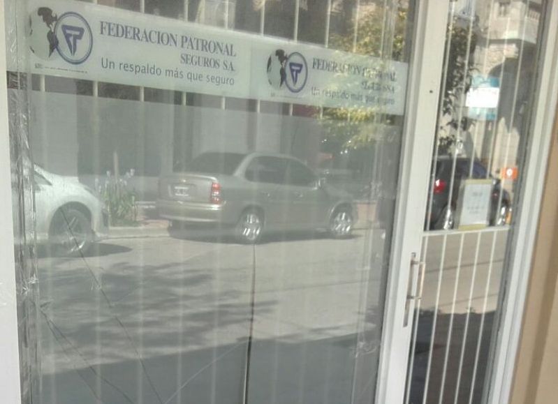 La vidriera del local, destruida.