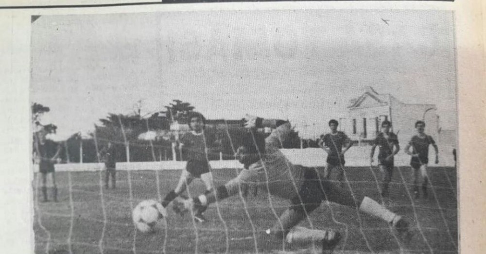 Primer gol del "Polaco" Alvarado, de penal.