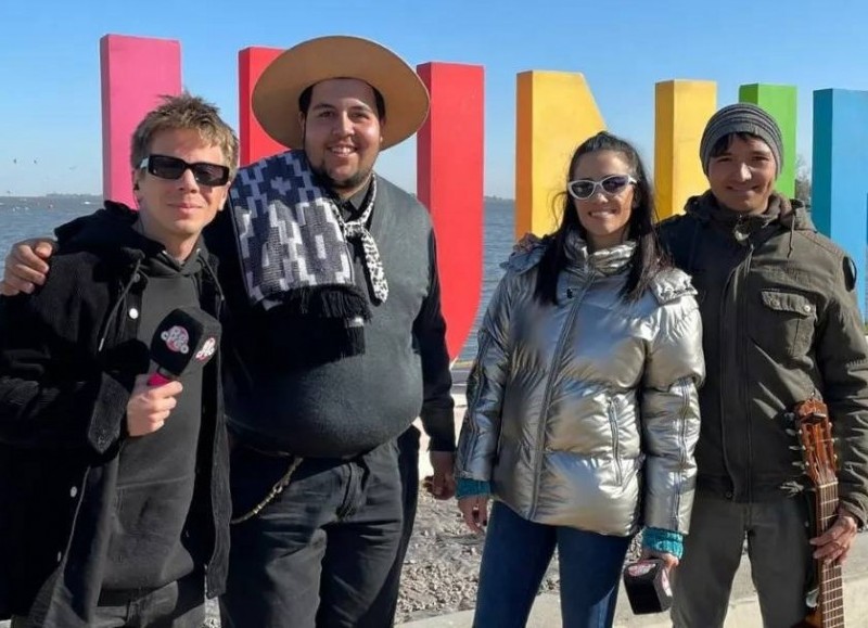 Gastón y Leonel con los conductores del programa, Peto Colombo Delfina Gerez Bosco.