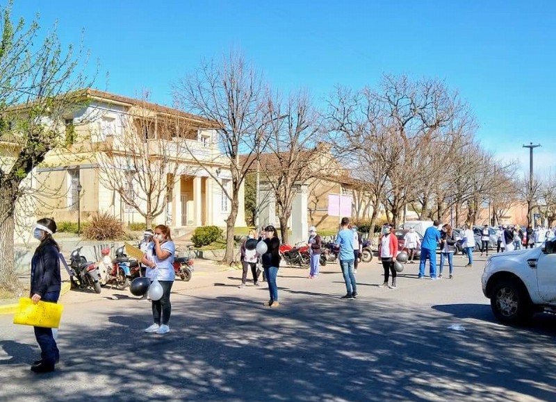 Caen soldados en la primera línea de batalla.