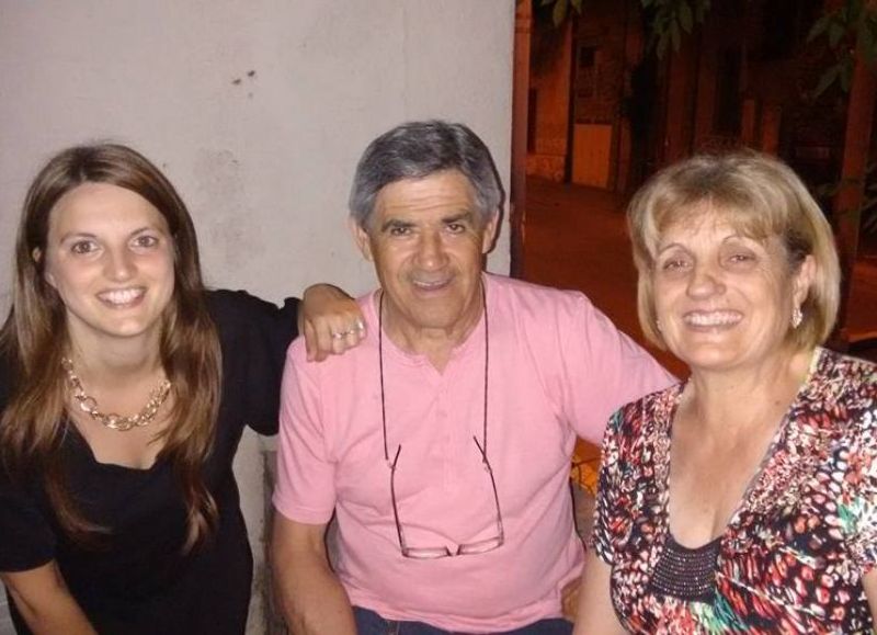 Todo en familia. Ponce de León junto a su pareja, Ana Lía Révora y la hija de ésta, jefa de Licencias de Conducir.