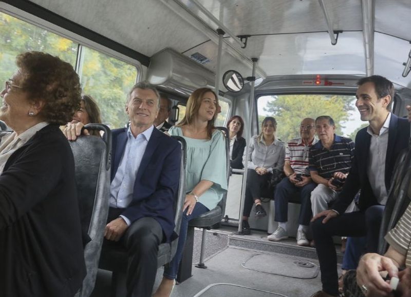 Posaron para la foto en un colectivo.