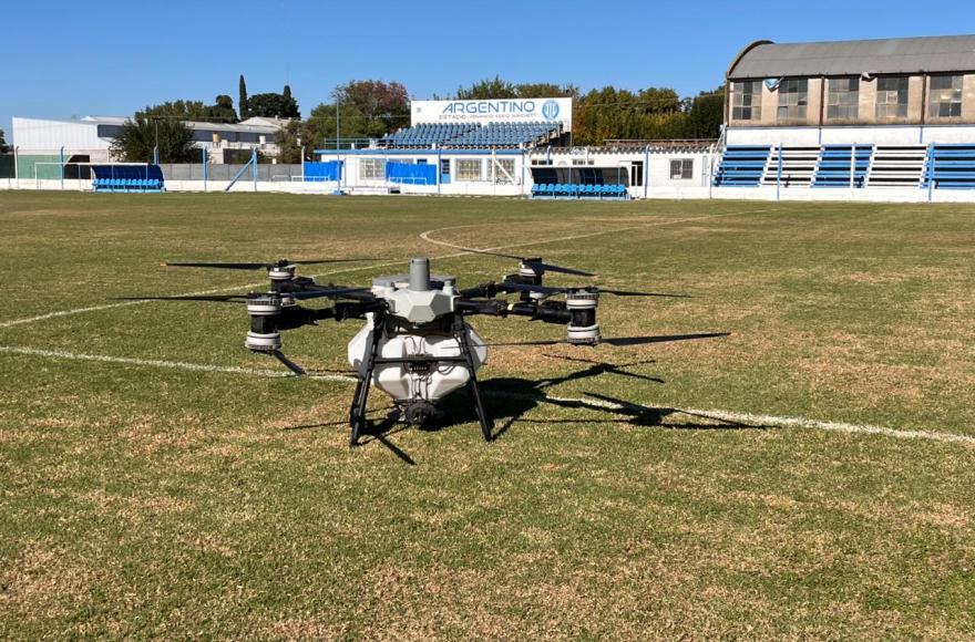 Resiembra con drones en la cancha de Argentino