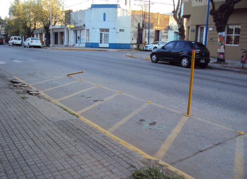 Los delimitadores de estacionamiento para las motos son un verdadero peligro.