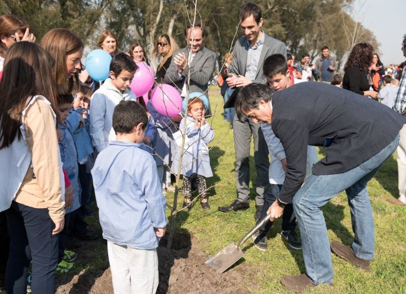 Esteban Bullrich en Junín, participó de la plantación de 100 árboles en el marco del plan de forestación de la ciudad.