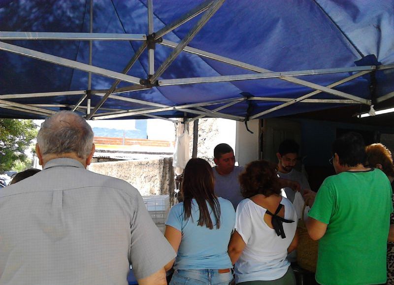 Mucha gente fue a comprar mercadería a precios populares.