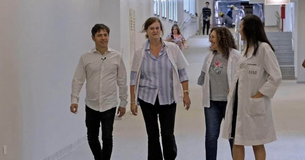 El gobernador Kicillof y Cecilia Jaschek, durante una recorrida por el Hospital Rossi.