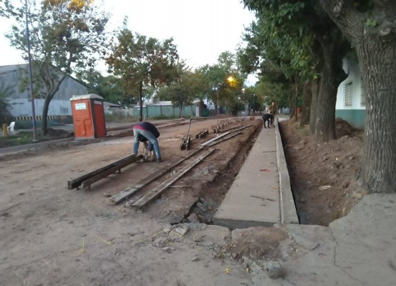 Confluye la repavimentación con el cordón cuneta.