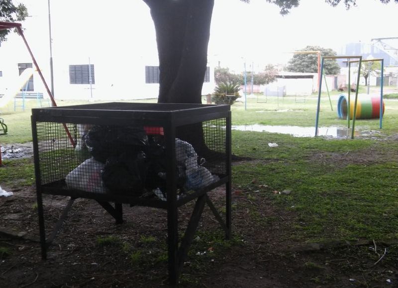 A pasos de los juegos donde van los niños.