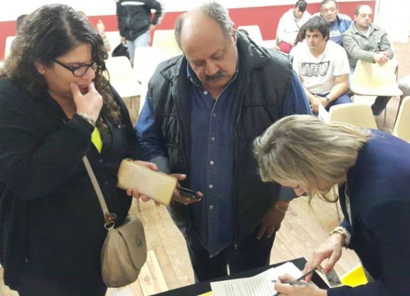Firmaron 60 familias.