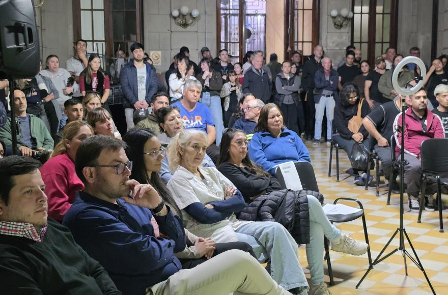 Los vecinos se acercaron al Palacio Municipal.