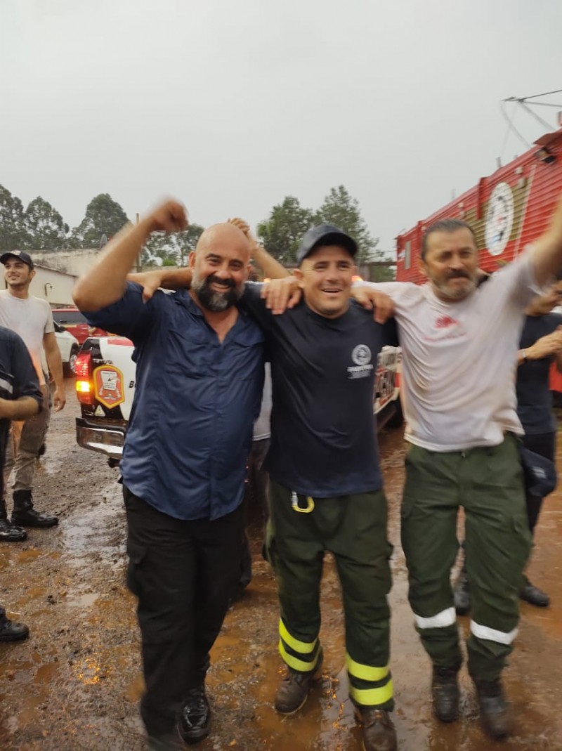 Fueron cuatro bomberos más, Gabriel Vera, Mateo Vera, Enzo Ruatgs y José Secreto.