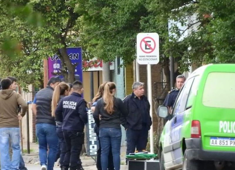 Una mujer y su madre fueron encontradas degolladas en su casa de Rivadavia al 1000.
