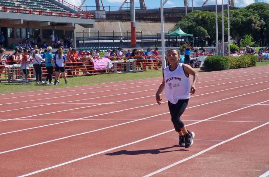 Kendra Taborda ganó la medalla de oro en la prueba de 100 metros.