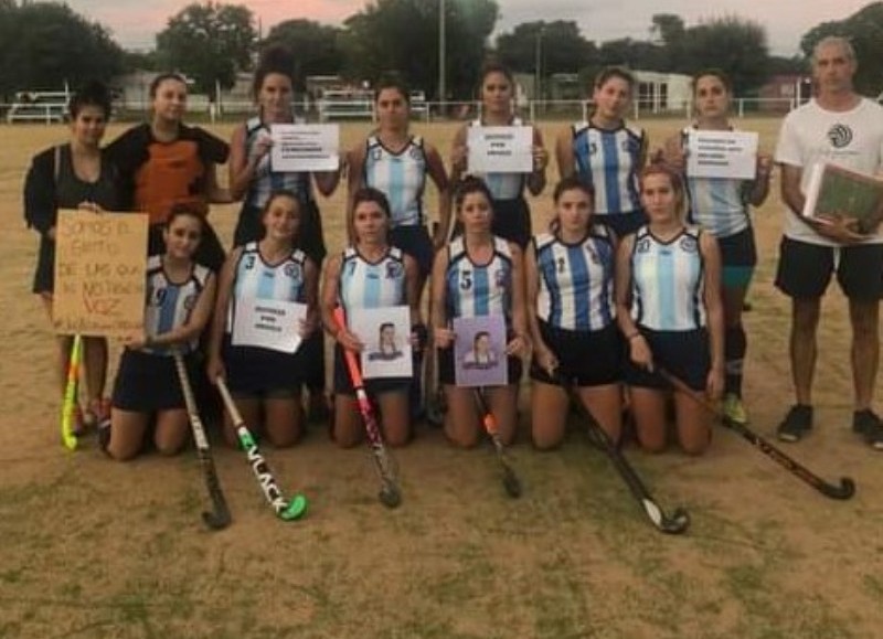 Las chicas salen a la cancha.