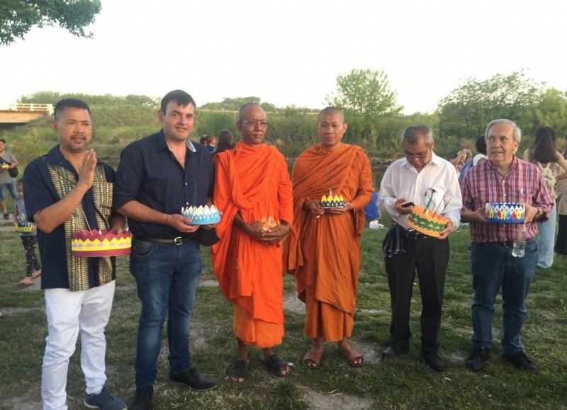 Fue dirigida por tres monjes budistas.