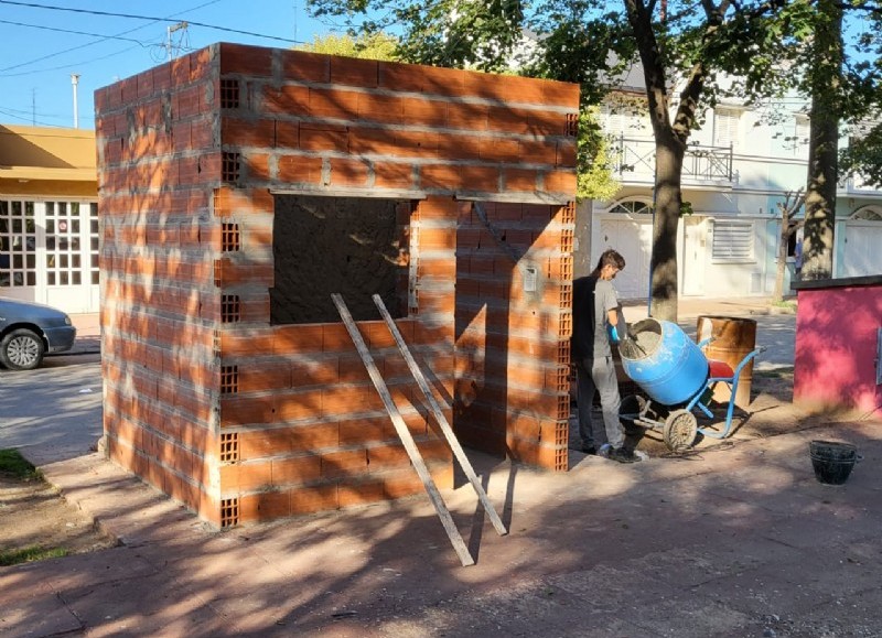 Se está construyendo una garita de seguridad y vigilancia que también será utilizada para depósito de herramientas.