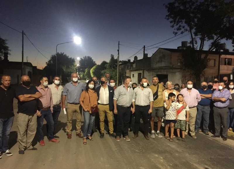 El intendente Cristian Ford, el diputado Claudio Rossi, y el Secretario de Gobierno, Guillermo Lionetti, con vecinos de los barrios antes de la caminata.