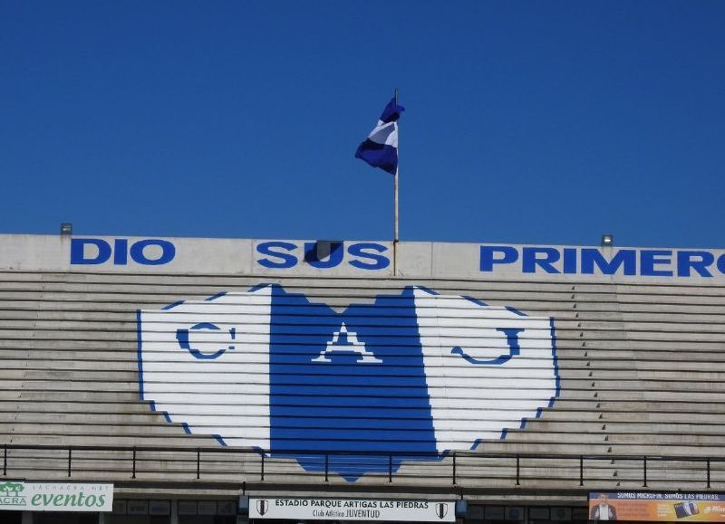 Defiende los colores de Juventud Las Piedras.