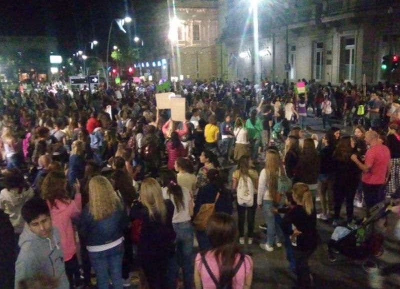 Masiva protesta de mujeres.