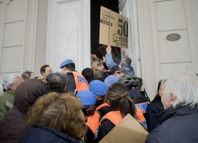 Despliegue veloz de la infantería frente a las puertas del municipio cuando alguna marcha visibiliza los desaciertos de la gestión.
