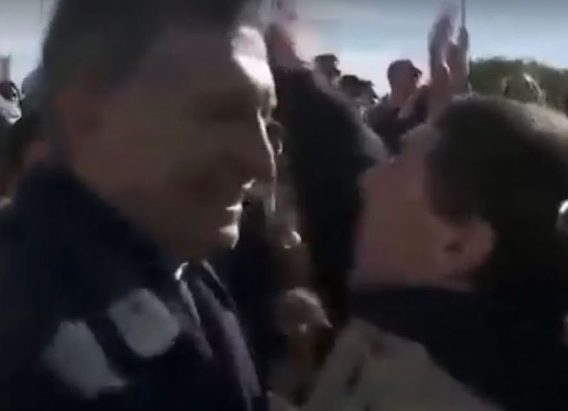 Macri evitando tocar a un discapacitado ( aptura video)