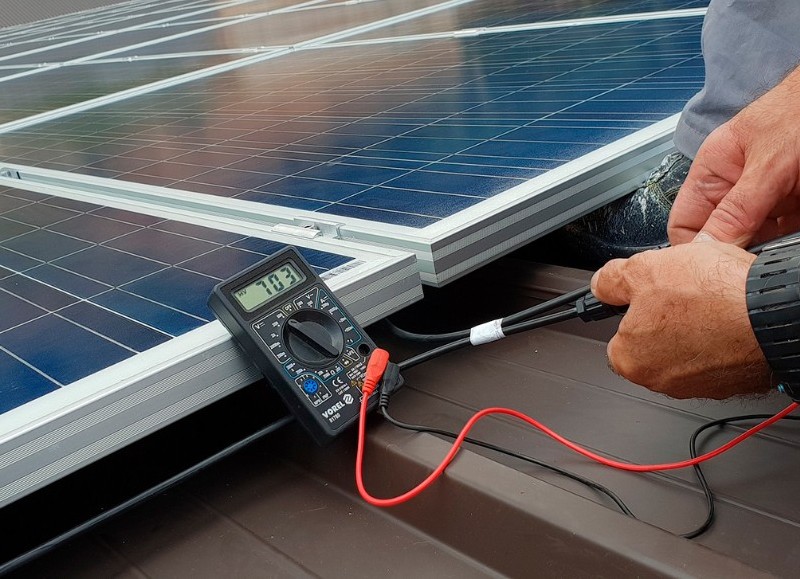 Instalación de paneles solares, una de las propuestas.