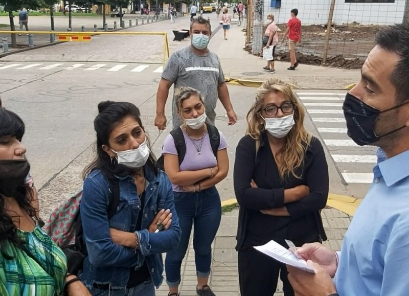 Ciudadanos se movilizan contra las restricciones.