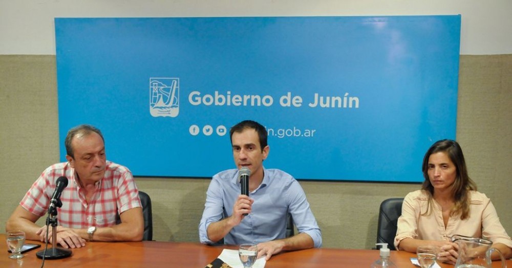 Conferencia de prensa de las autoridades.