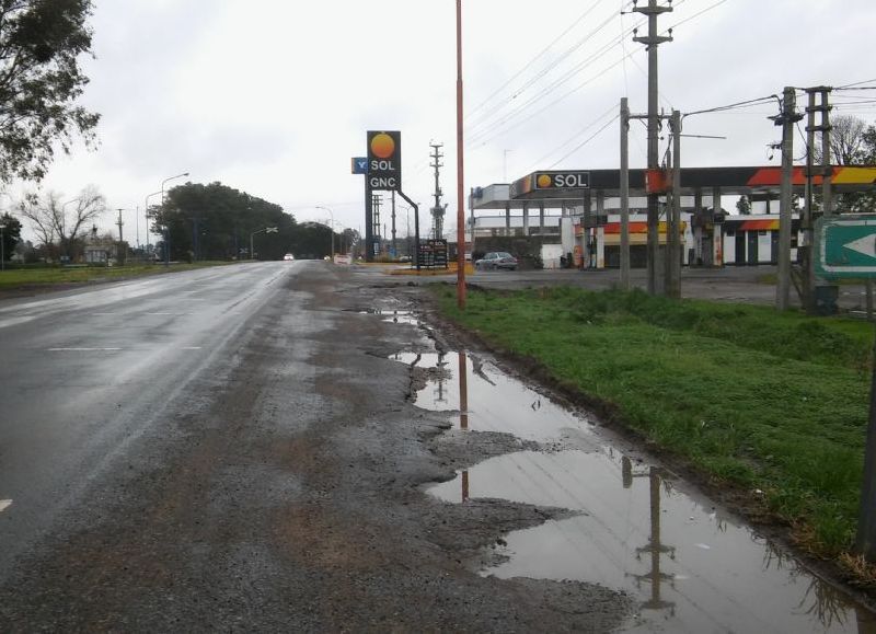 Frente a la zona de estaciones de servicio.