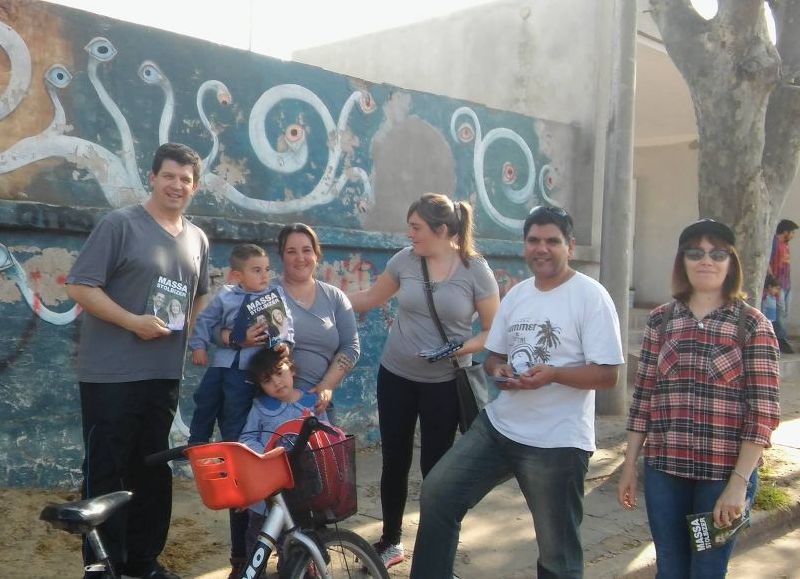 El profesor Pablo Molina retomó la campaña en los barrios.