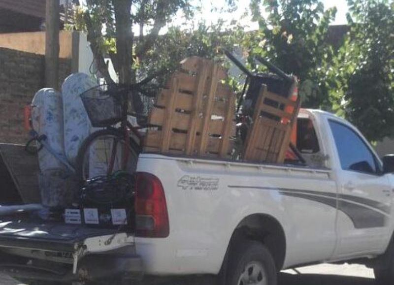 Obsérvese el cono naranja del cuerpo de Inspectores en la camioneta municipal y la mudanza particular.